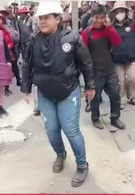 Se confirma que ex funcionarios y gente del chapare en complicidad de la C.O.B. son quiénes causaron vandalismo robando celulares y mochilas de los transeúntes.