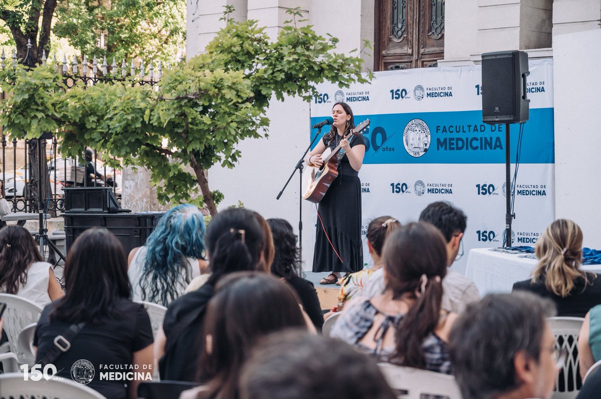 fmedoficial's tweet image. 𝗘𝗻 𝗲𝗹 𝗱𝗶́𝗮 𝗱𝗲 𝘀𝘂 𝗮𝗻𝗶𝘃𝗲𝗿𝘀𝗮𝗿𝗶𝗼 𝟭𝟱𝟬, 𝗹𝗮 𝗙𝗮𝗰𝘂𝗹𝘁𝗮𝗱 𝗱𝗲 𝗠𝗲𝗱𝗶𝗰𝗶𝗻𝗮 𝗹𝗹𝗲𝘃𝗼́ 𝗮 𝗰𝗮𝗯𝗼 𝘀𝘂 𝗮𝗰𝘁𝗼 𝗱𝗲 𝗴𝗿𝗮𝗱𝘂𝗮𝗰𝗶𝗼́𝗻 𝟮𝟬𝟮𝟱. 🎓👏

📸 Mirá el álbum completo aquí
drive.google.com/drive/folders/…