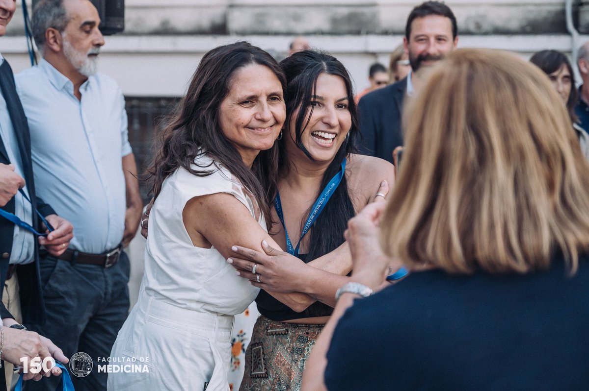 fmedoficial's tweet image. 𝗘𝗻 𝗲𝗹 𝗱𝗶́𝗮 𝗱𝗲 𝘀𝘂 𝗮𝗻𝗶𝘃𝗲𝗿𝘀𝗮𝗿𝗶𝗼 𝟭𝟱𝟬, 𝗹𝗮 𝗙𝗮𝗰𝘂𝗹𝘁𝗮𝗱 𝗱𝗲 𝗠𝗲𝗱𝗶𝗰𝗶𝗻𝗮 𝗹𝗹𝗲𝘃𝗼́ 𝗮 𝗰𝗮𝗯𝗼 𝘀𝘂 𝗮𝗰𝘁𝗼 𝗱𝗲 𝗴𝗿𝗮𝗱𝘂𝗮𝗰𝗶𝗼́𝗻 𝟮𝟬𝟮𝟱. 🎓👏

📸 Mirá el álbum completo aquí
drive.google.com/drive/folders/…