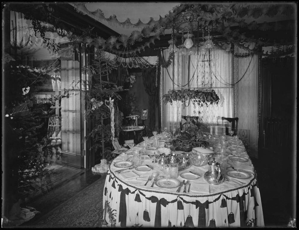 wikivictorian's tweet photo. 'Christmas Decorations at the Home of William Mills Butler, New York.' Photographed in 1917. https://t.co/Xl1FuOxtGf