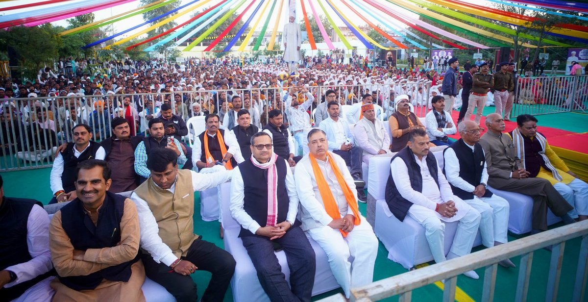 मध्यप्रदेश के भिंड रावतपुरा देवस्थान में महामना पं. मदनमोहन मालवीय जी के जन्मोत्सव के अवसर पर आयोजित आचार्य श्री <a href="/SriShantanuJi/">आचार्य शान्तनु जी महाराज</a> जी महाराज के श्रीमुख से श्रीमद्भागवत कथा में मुख्यमंत्री श्री <a href="/DrMohanYadav51/">Dr Mohan Yadav</a> जी के साथ।