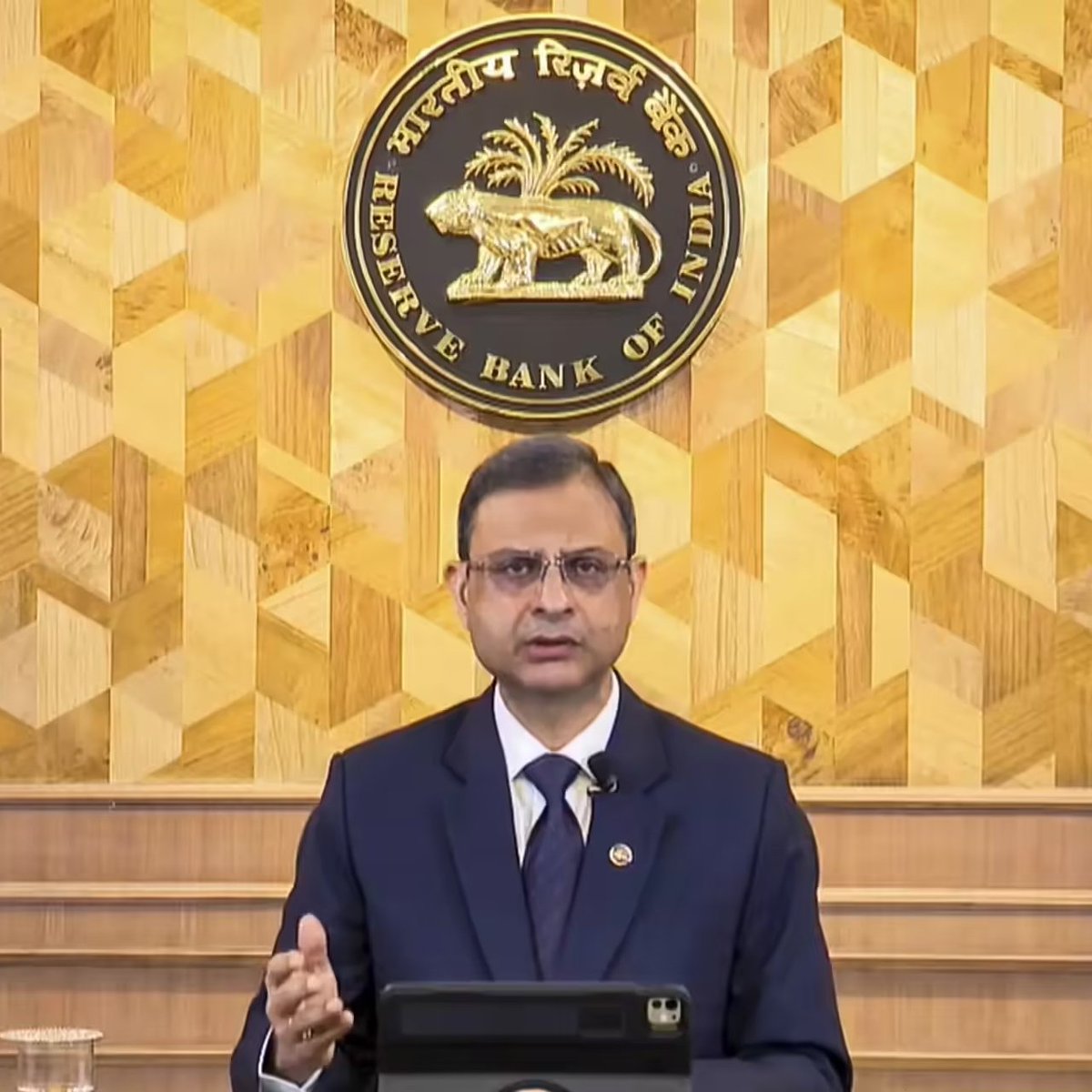 CryptooIndia's tweet photo. BREAKING: 🇮🇳 RBI to inject ₹2.9 lakh crore ($32B) of liquidity into banking system. https://t.co/YiT4yPDTqR