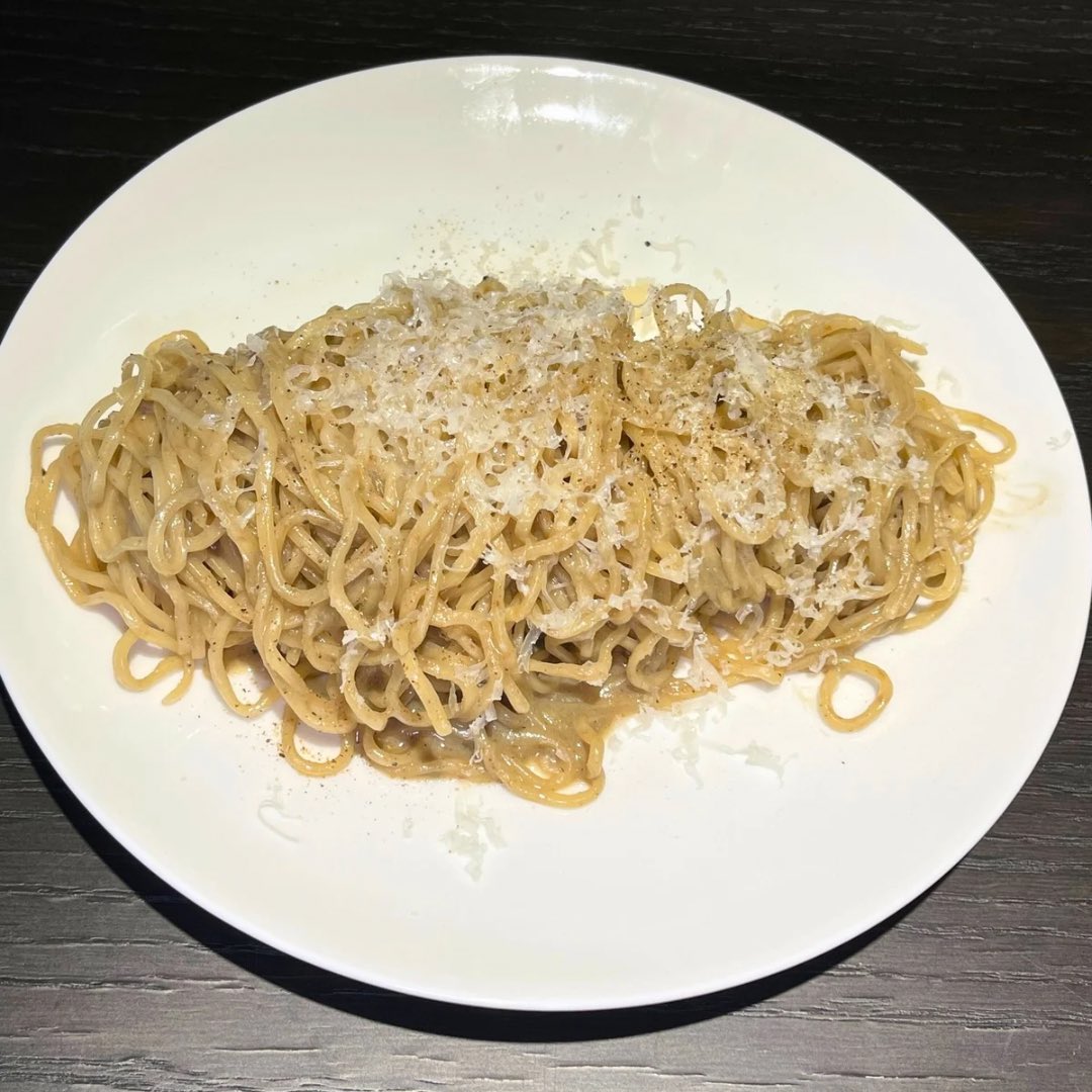 simq_yokohama's tweet photo. 【広尾九尺】
九尺（くじゃく）の和え蕎麦は

煮干パルミジャーノ
牡蠣
自家製トリュフオイル

の三つを順次提供予定です
夜営業では単品で提供も検討中です
ちなみに昼営業では画像の

Aセット（煮干蕎麦＆煮干パルミジャーノの和え蕎麦)

を1,500円でご用意しています https://t.co/Q2bMCBschW