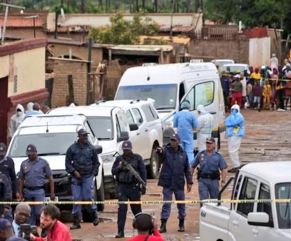 ISephara's tweet image. 10 innocent South Africans in Bekkersdal have lost their lives at the hands of 9 illegal miners from Lesotho and 1 illegal miner from Mozambique 💔.
All 10 killers are currently arrested, and police have confirmed their nationalities. 

Yet the SA Human Rights Commission is dead…