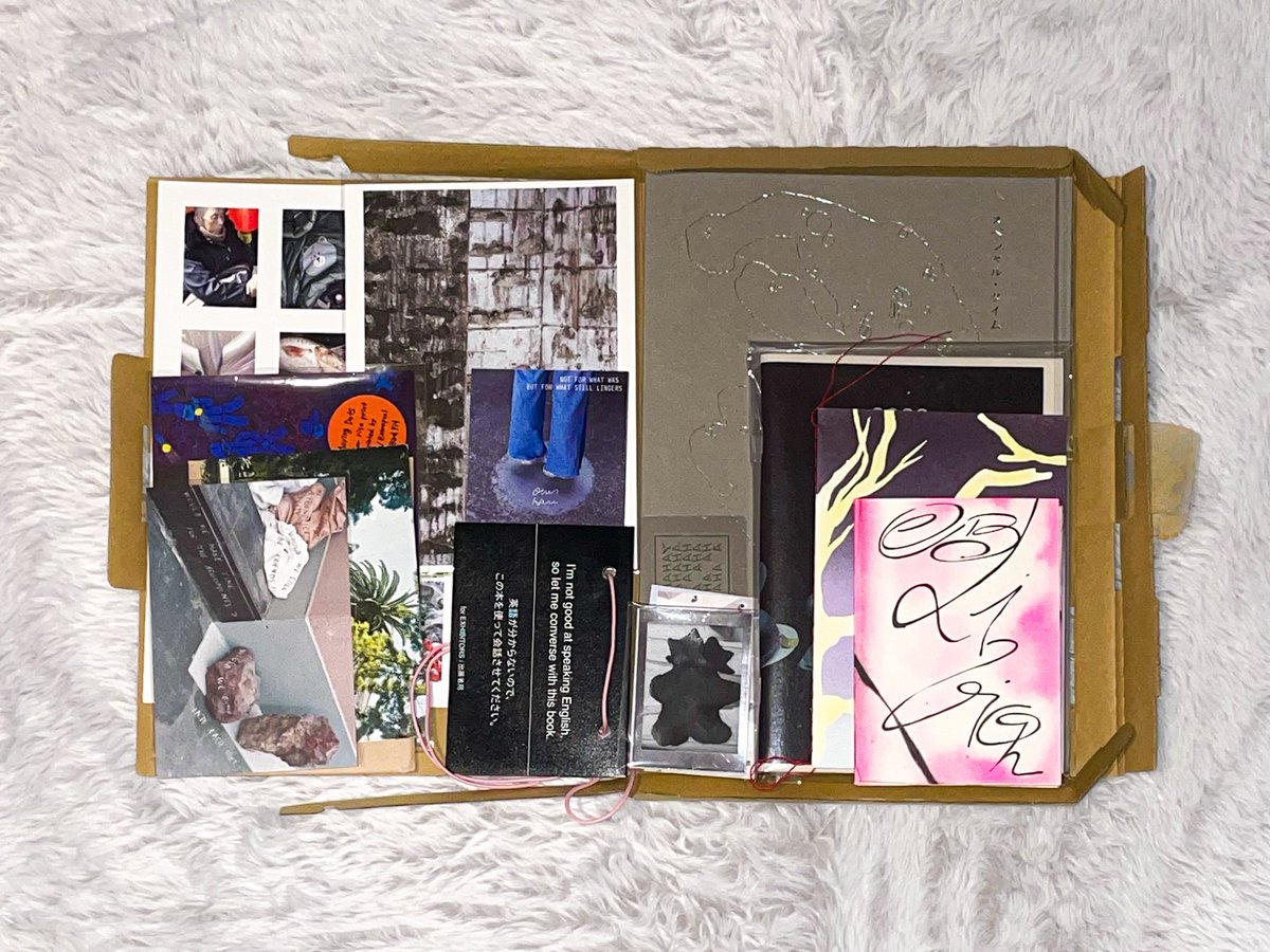 会場撤収のときに慌ただしく詰め込んだ荷物が今日帰ってきた。その中に忍ばせていたTABFで手に入れた愛しきものたちをしまってある箱がクリスマスプレゼントのようなタイミングで手元にやってきたことにうれしい気持ちになる。ひとつひとつゆっくり眺めよう。