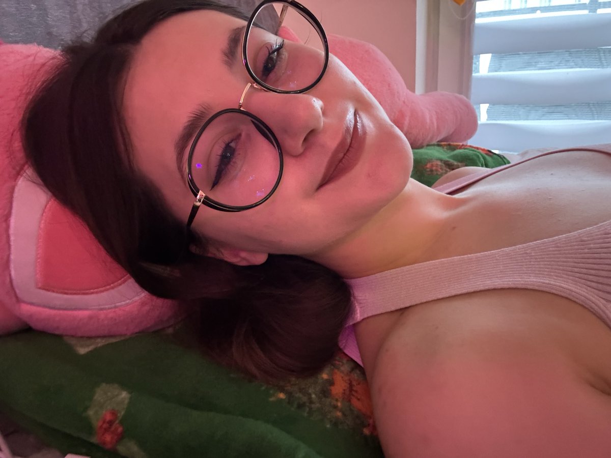 Cutiepieddlgl's tweet image. Знайшла ідеальний відтінок помади для губ - в олівці для брів 

Виявляється, якщо маєш темне волосся і темні очі то темна помада пасує ідеально.