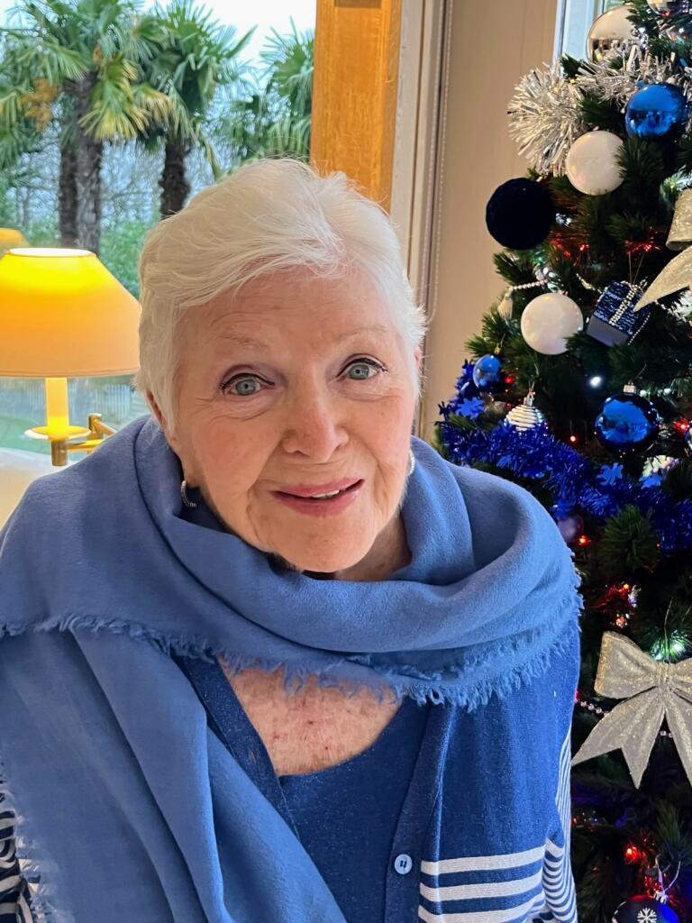 linerenaud's tweet photo. Je suis de tout cœur avec chacune et chacun d'entre vous en cette fin d'année. Je vous embrasse très fort et vous souhaite un très joyeux Noël !🎄🎅 Line https://t.co/IsjtBHPhw8