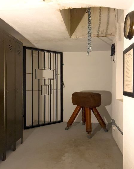 DSStudiohire's tweet image. The Bunker ⚔️ immerses you in a bygone era with authentic period décor and carefully curated furniture including a pummel horse and stand up cage 👉🏻 Book Online tinyurl.com/DSStudiohire 💃