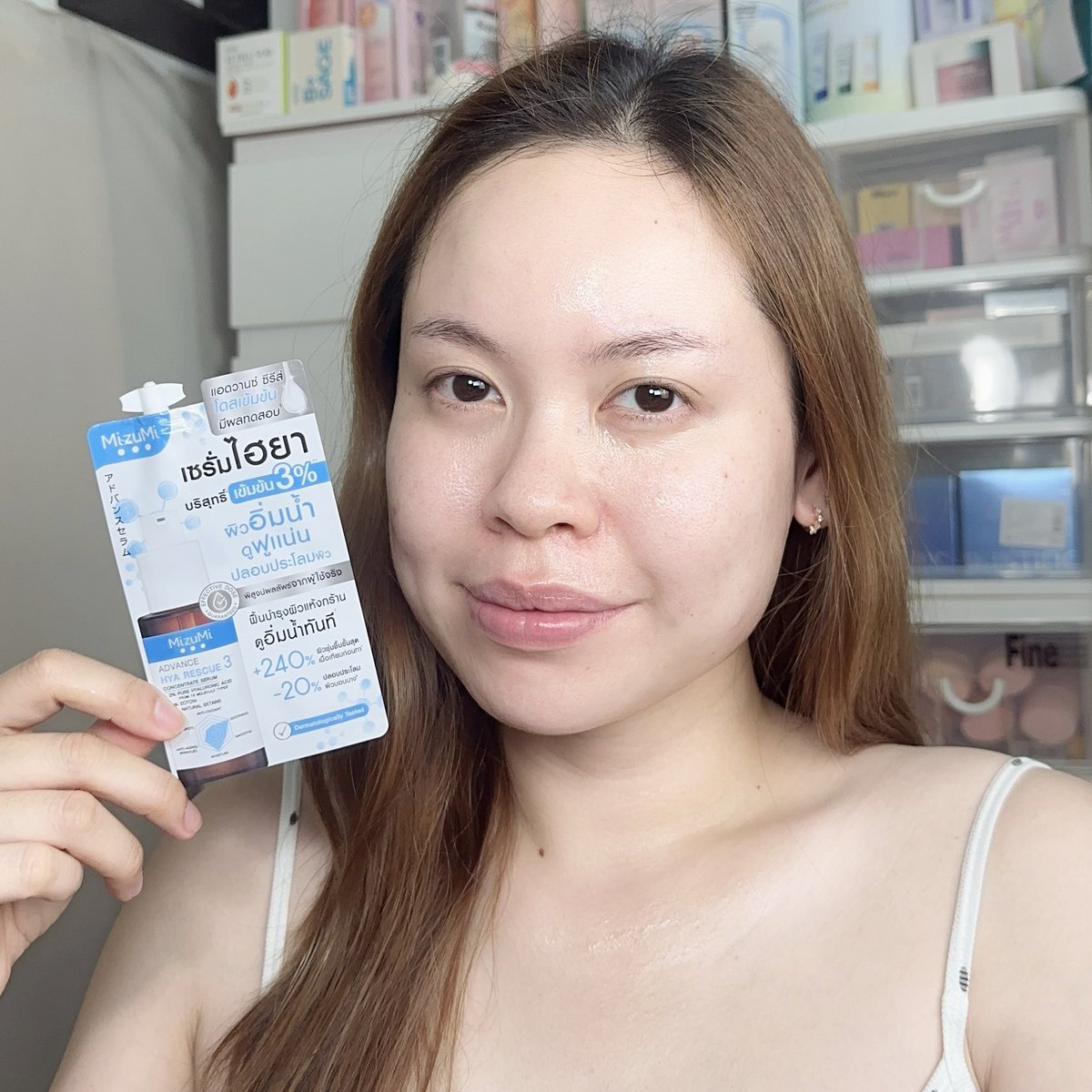 ใช้หมดแล้ว มีตุนอยู่แล้วด้วย MizuMi เซรั่มไฮยา สูตรสีฟ้า คือกู้ผิวอ่อนแอได้ดีมาก มีไฮยาบริสุทธิ์ เข้มข้น 3% ทั้งล็อคและเติมความชุ่มชื้นให้แบบสุด ผิวดูอิ่มน้ำ ไม่แห้ง แล้วเนื้อเค้าไม่เหนียวเหนอะหนะด้วย ชอบบ อยากลองสูตรอื่นอีก #ใช้จริงรีวิวจริง #MizuMi #เซรั่มMizumi #ครีมซอง