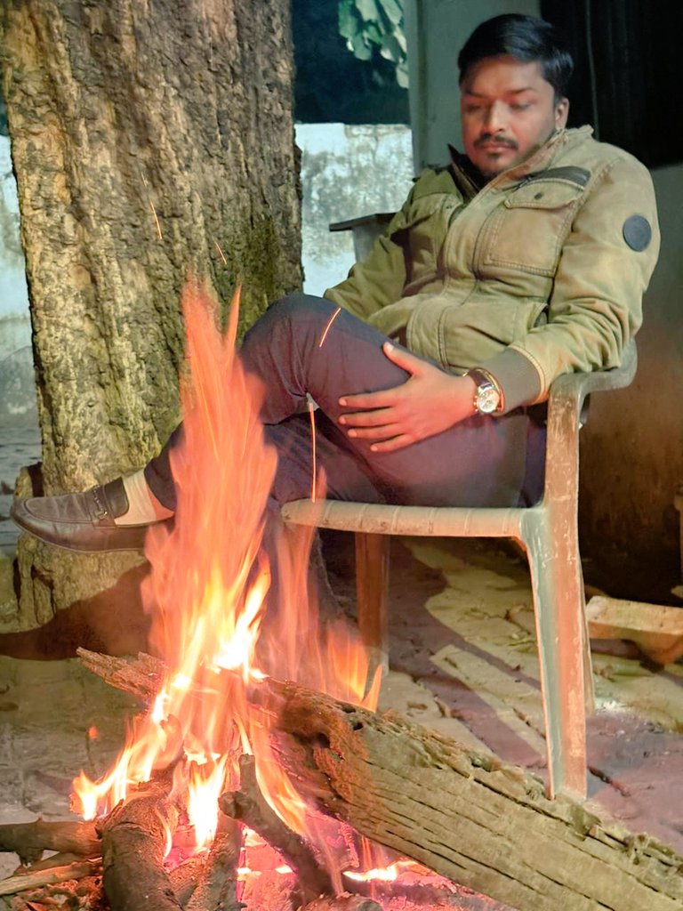 advprashantshu's tweet photo. पहनने का ढंग या पहनावा आदमी के नक़्शे में शामिल हो जाता है जो मरते दम तक नहीं छूटता।
#विनोद_कुमार_शुक्ल https://t.co/qtXnpyh0ao