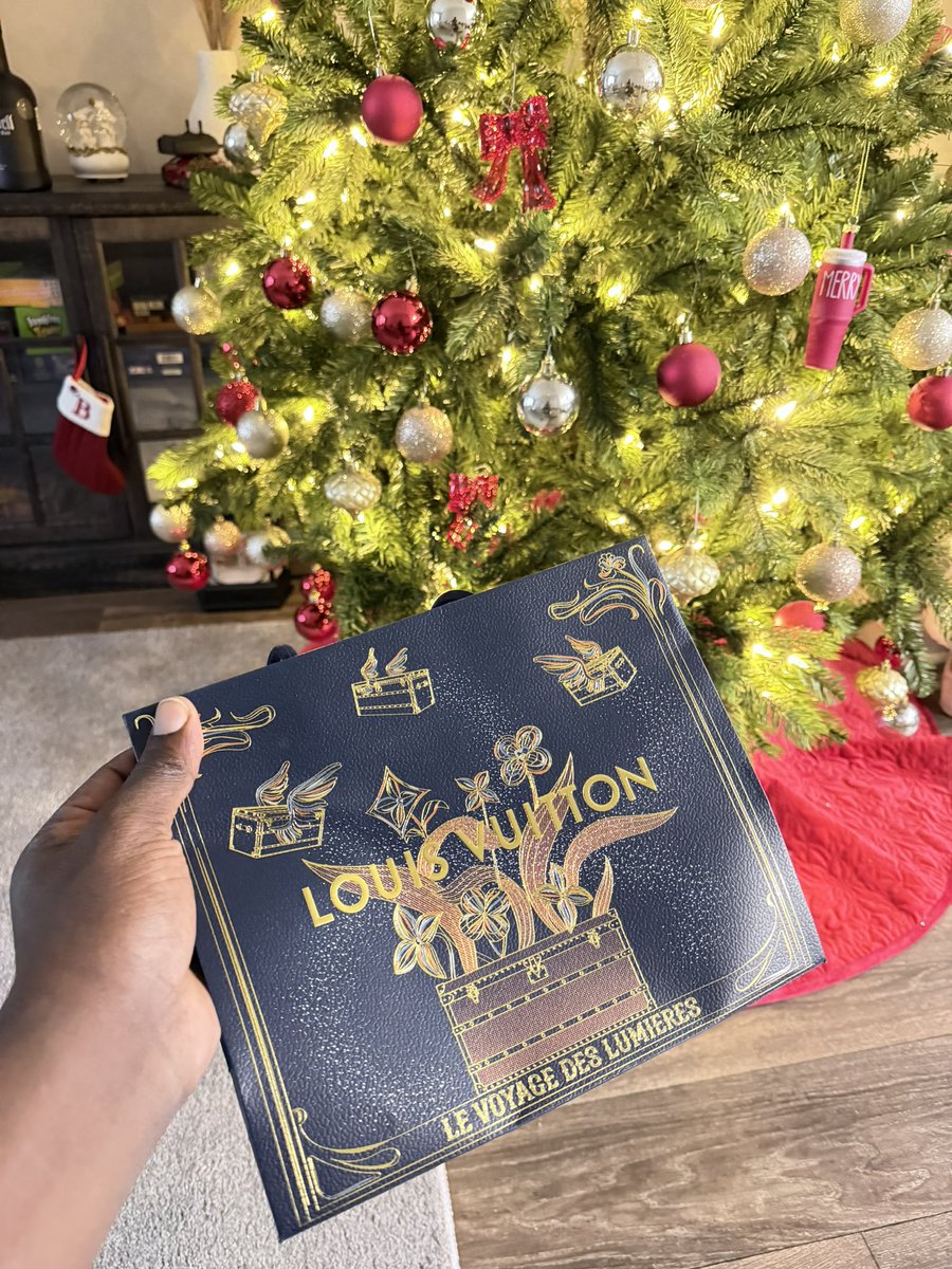 LucasAtito's tweet image. In all that you do Make sure you smell RICHNESS.. its Rizz 
#LouisVuitton