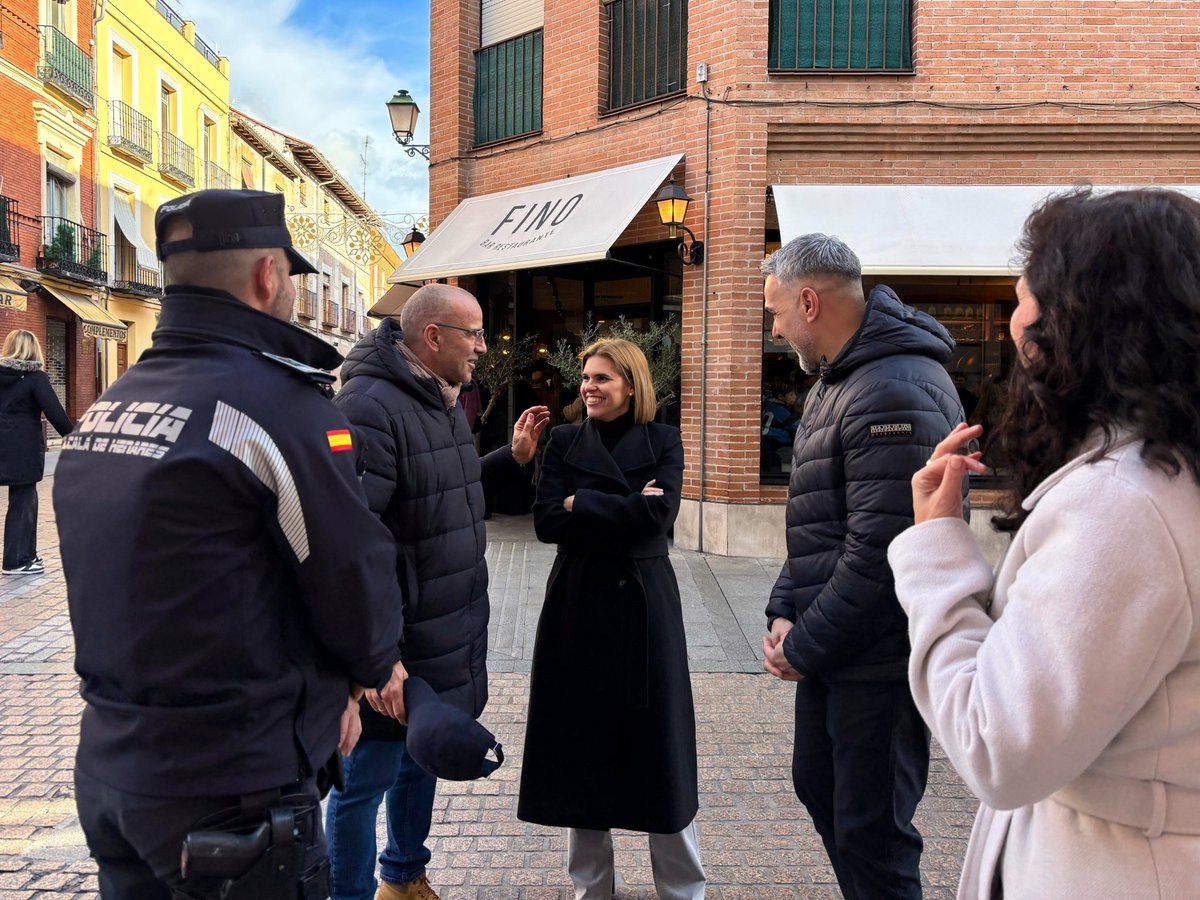 NAVIDAD ALCALÁ 2025 |
🎄👥 Este 24 de diciembre, la alcaldesa Judith Piquet (<a href="/JudithPiquet/">Judith Piquet</a>), junto a la concejala de Seguridad Ciudadana, Orlena de Miguel (<a href="/OrlenaMmm/">Orlena de Miguel</a>), ha visitado el ‘Parque de Bomberos’ y la ‘Base de la Agrupación de Protección Civil’ (<a href="/PCivilAlcalaH/">Protección Civil de Alcalá de Henares</a>), así como
