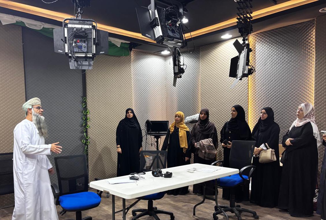 نفذت دائرة التوجيه المهني والإرشاد الطلابي، ممثلة بقسم الأنشطة التربوية، الورشة التدريبية لمشروع المدارس الخضراء بعنوان "طاقة نظيفة لمستقبل أخضر"، والتي تستمر خمسة أيام، بهدف تعزيز تبني المشاريع المستدامة وثقافة الطاقة المتجددة في المدارس، وتهيئة المشاركة في المسابقات البيئية.
