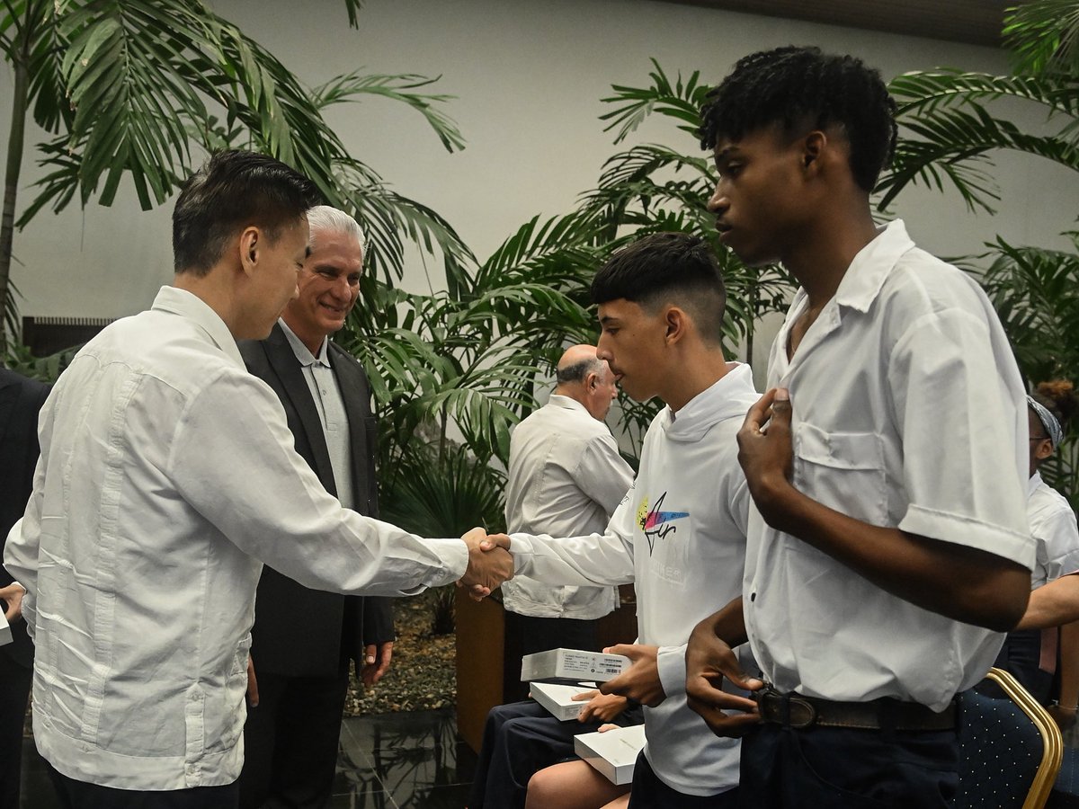 Participa <a href="/DiazCanelB/">Miguel Díaz-Canel Bermúdez</a> en acto de entrega de un donativo de #China, consistente en tablets para estudiantes cubanos en situación de discapacidad, que se preparan para su ingreso a la Educación Superior.
 Agradecemos este gesto al embajador <a href="/EmbHuaXin/">Hua Xin 华昕</a> y a su querido y noble pueblo.