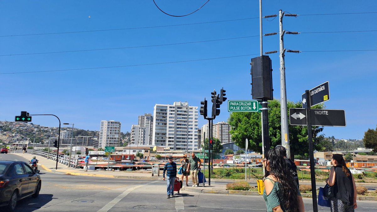 lilinavarrete's tweet photo. Semáforo peatonal pegado en rojo en los castaños con uno norte.... https://t.co/ev9HkhiU9Y