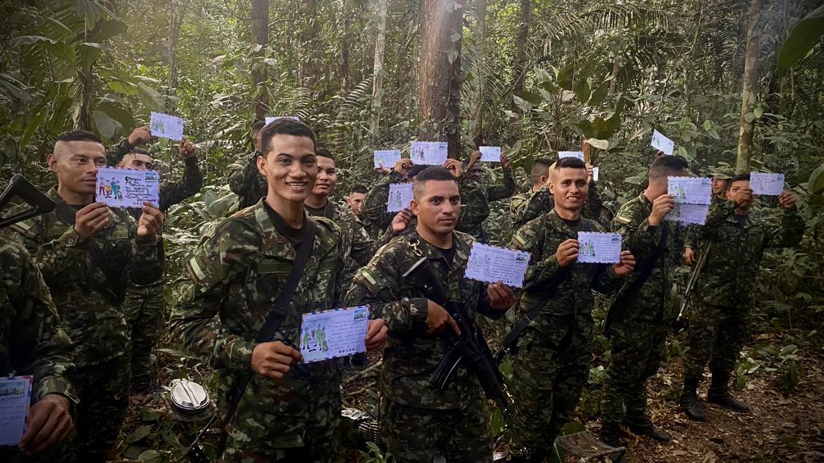 ftc_omega's tweet photo. #EnImágenes📸 | Cartas de gratitud y cariño, escritas y coloreadas por adultos mayores de San Vicente del Caguán, #Caquetá, están siendo entregadas en el área de operaciones a nuestros soldados de la Fuerza de Despliegue Rápido N.° 12.
#CorreoDeLaGratitud
#PatriaHonorLealtad https://t.co/szAYrbM9br