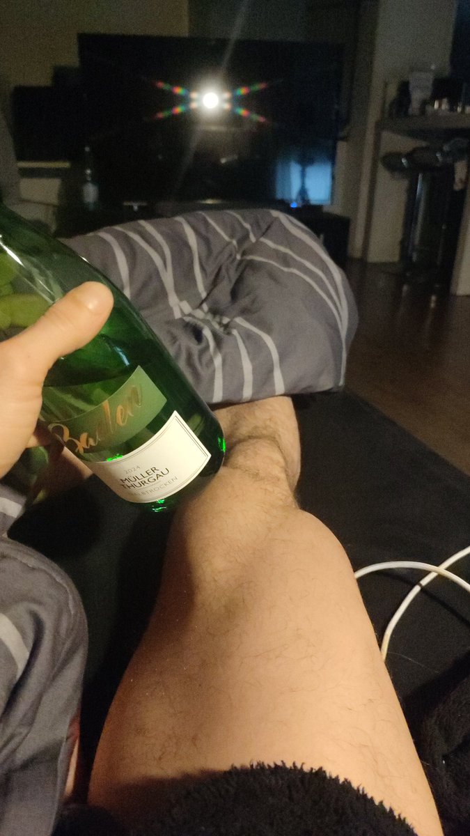 Ok evtl hab ich nichts aus dem letzten Jahr gelernt. Warte seit heut Mittag auf Abholung und langsam haben wir Pegel"der unangenehme Onkel "