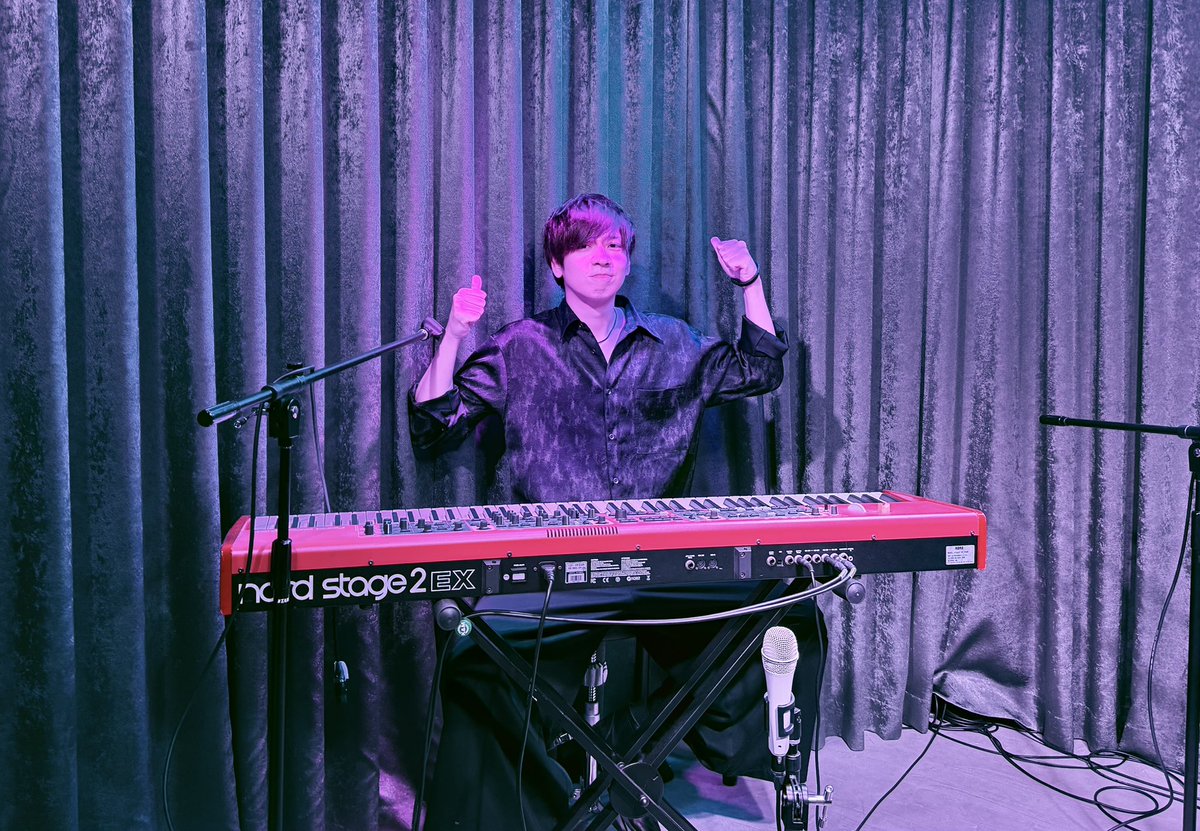 ITARU_Vo's tweet photo. glayscaleさんにてライブでした！
来てくださった皆さんありがとうございました！

めちゃくちゃ楽しかったー！！！

今日だけで20回くらいは「メリークリスマス」って言った気がします🤶笑

Reymiyさんとのコラボも最高にハッピーで楽しかった！
Reymiyさんありがとうございました☺️！

ライブ最高だ！！！
