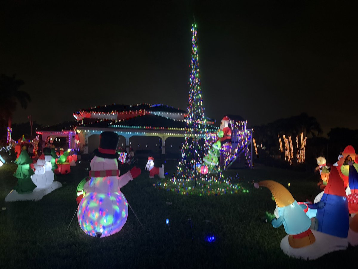 Robin_Bartleman's tweet image. Thank you @SWR_Gov for hosting and thank you to everyone who participated in making your magical creations!
#christmas #lightcontest #community #broward #southwestranches #light #christmaslight 
(2/2)