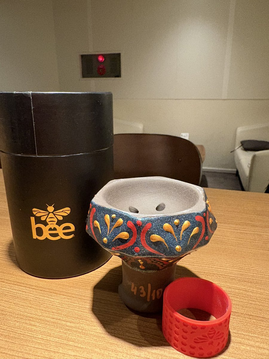 shu_mahimahi's tweet photo. Bee Diamond Bowl購入!!
まさかの柄入りボウル!!
特別個体うれしい!!
今から試作します🥹🥹
Aslajさん迅速な発送ありがとうございました!
#シーシャ
#Aslaj
#DOZAJ
#BeeDiamondBowl
#新潟
#長岡 https://t.co/W6r7ZNk18Q