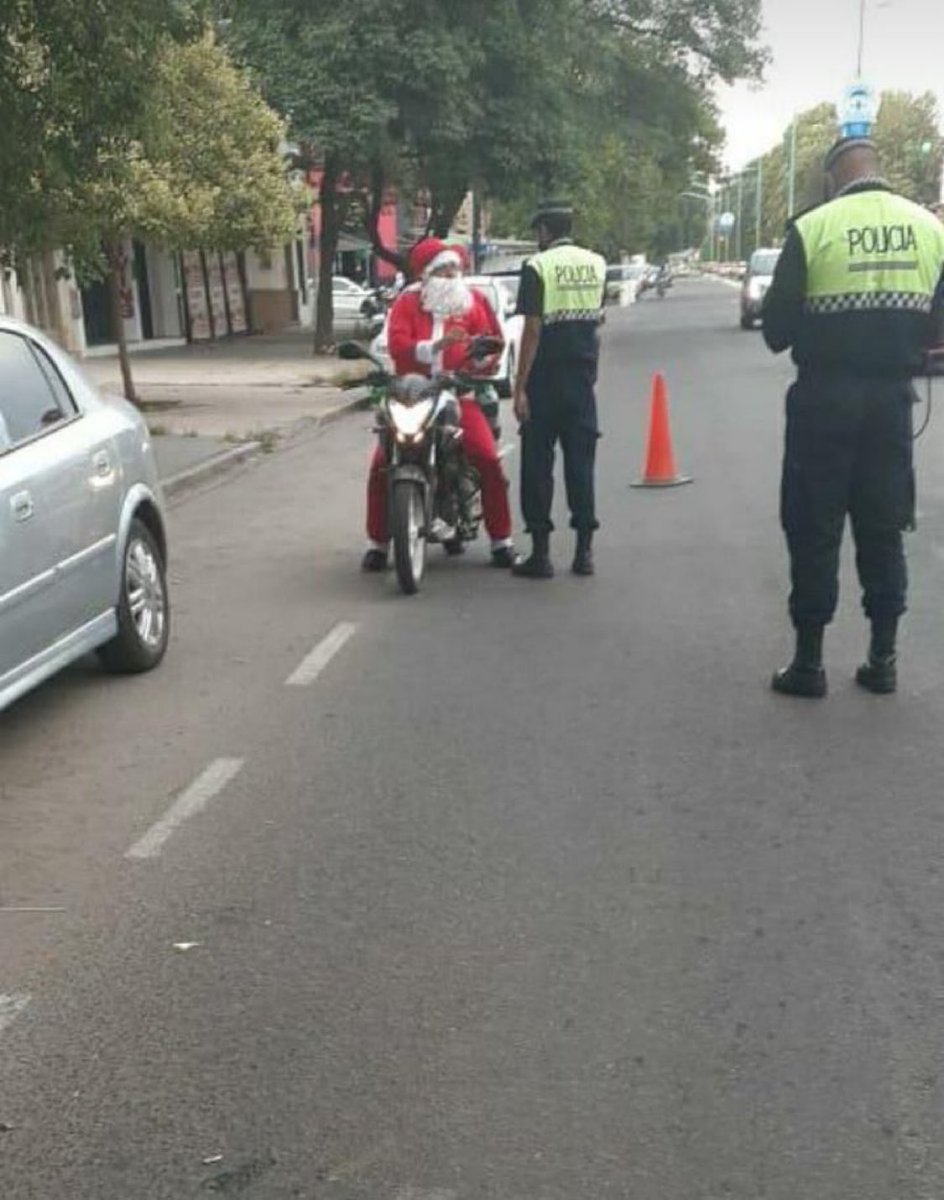 Gente, queda suspendida la Navidad en Tucumán. Lo agarraron a Papá Noel en una moto floja de papeles y sin casco.