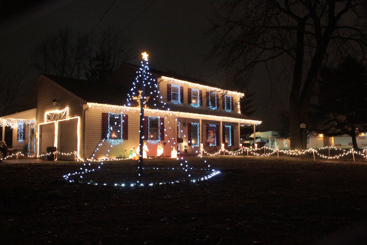 ahlthat10's tweet photo. Christmas Lights throughout a few towns in #salemcounty. More posts to come via @SalemCountyNews https://t.co/e9zk2KLpFY