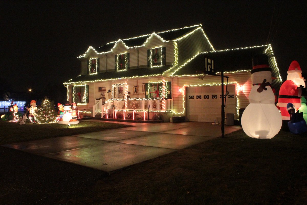 ahlthat10's tweet photo. Christmas Lights throughout a few towns in #salemcounty. More posts to come via @SalemCountyNews https://t.co/e9zk2KLpFY