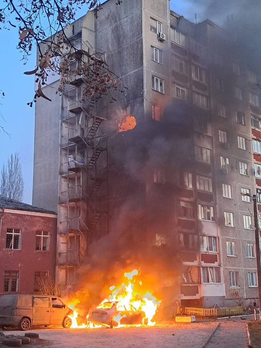 United24media's tweet image. 🔴 Russian forces attacked Chernihiv, targeting an apartment building.