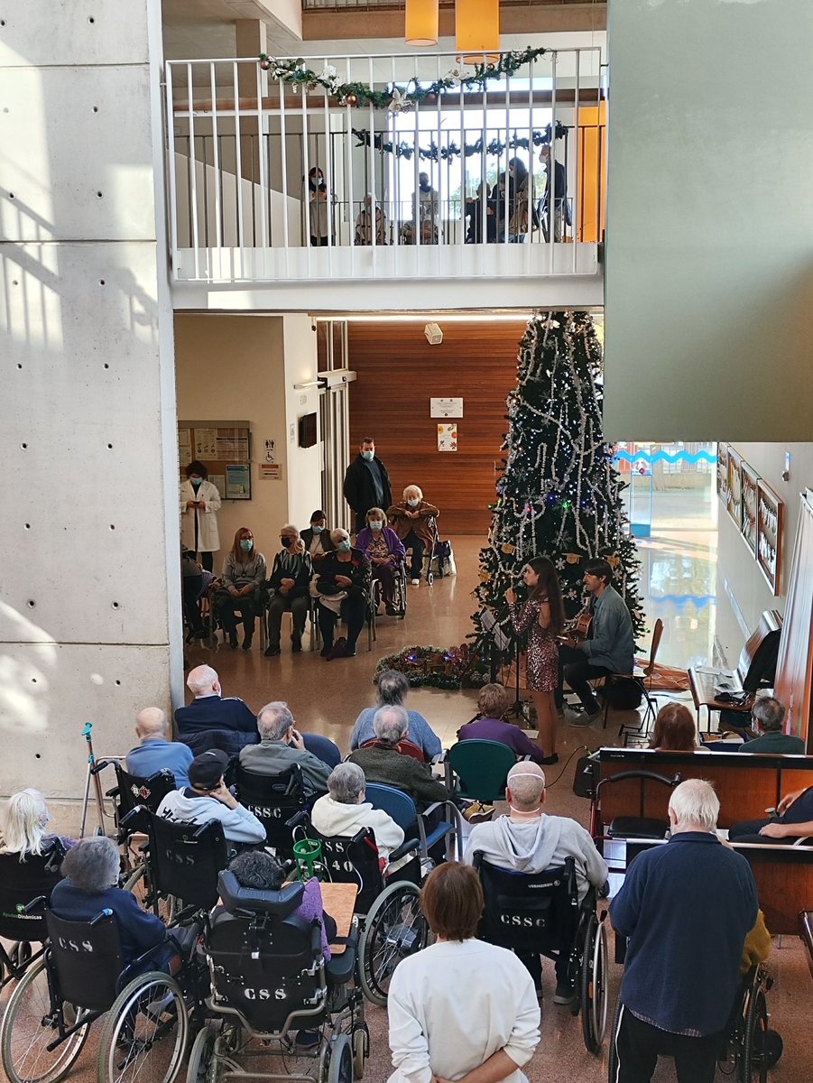 Quina millor manera de celebrar el Nadal que amb un agraïment a les entitats que fan voluntariat a #BSA: el centre d'atenció intermèdia El Carme ha acollit avui un acte de d'homenatge ple d'emoció gràcies a la música de Joana Orpella i Xavier Milià.