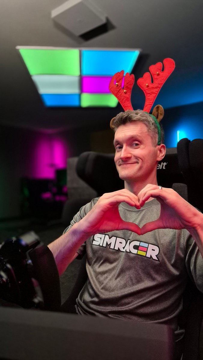 Danke für euren Support, euer Mitfiebern im Chat, die epischen Rennen, die wir gemeinsam erleben durften – und jede einzelne Runde, die noch vor uns liegt 🏁

Ich wünsche euch frohe Weihnachten und ein paar schöne Stunden mit euren Liebsten 🎄

#Simracing #Community #Weihnachten