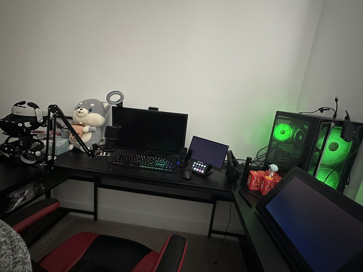 SephEternal's tweet photo. Doin this cause why not lol and yes my desk is a bit messy lmao #ShouYourRoom https://t.co/zZWYCqkMqS