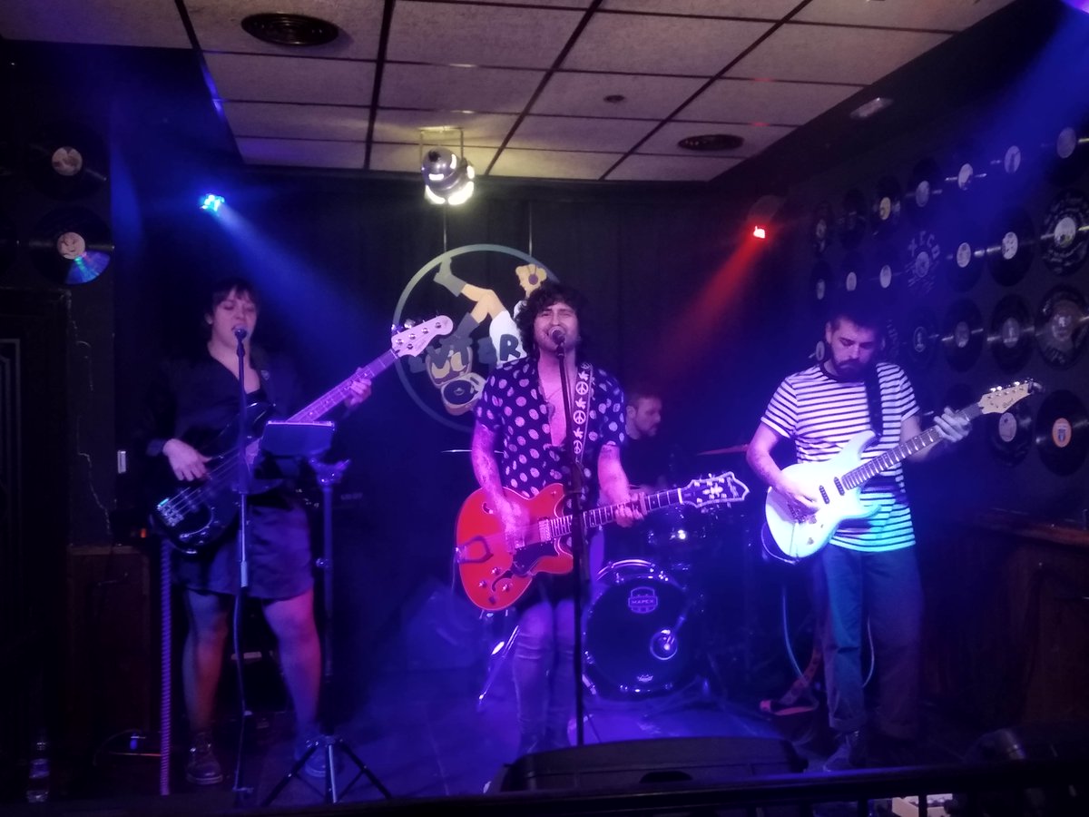 Buenas tardes, indiefamily. Estamos de paso en esta víspera de Nochebuena para dejaros la última crónica del año, la del concierto de Óscar Ballester en al sala Euterpe de Sant Joan d'Alacant. Feliz Nochebuena, volveremos el viernes

alacant-indie.blogspot.com/2025/12/cronic…