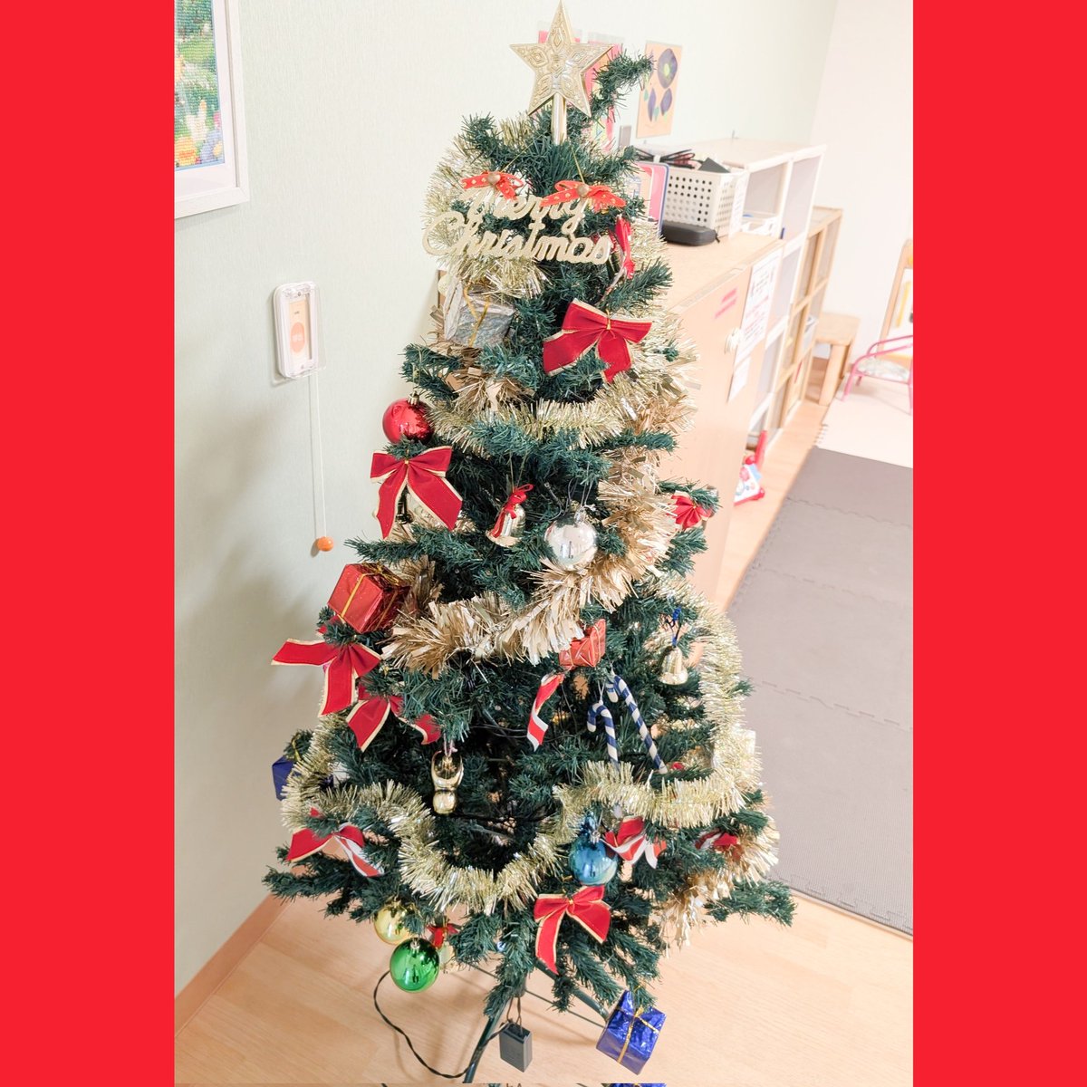 ped_koho's tweet photo. 恒例の #クリスマス回診 の様子をご紹介！
先生や看護師さんたちが #サンタクロース や #トナカイ に変身して登場！
#病気療養中のこどもたち 一人ひとりに #プレゼント と #メッセージカード を手渡しました！

#京都府立医科大学
#小児科
#入院中のお楽しみ
#メリークリスマス https://t.co/ss6D1DmSUE