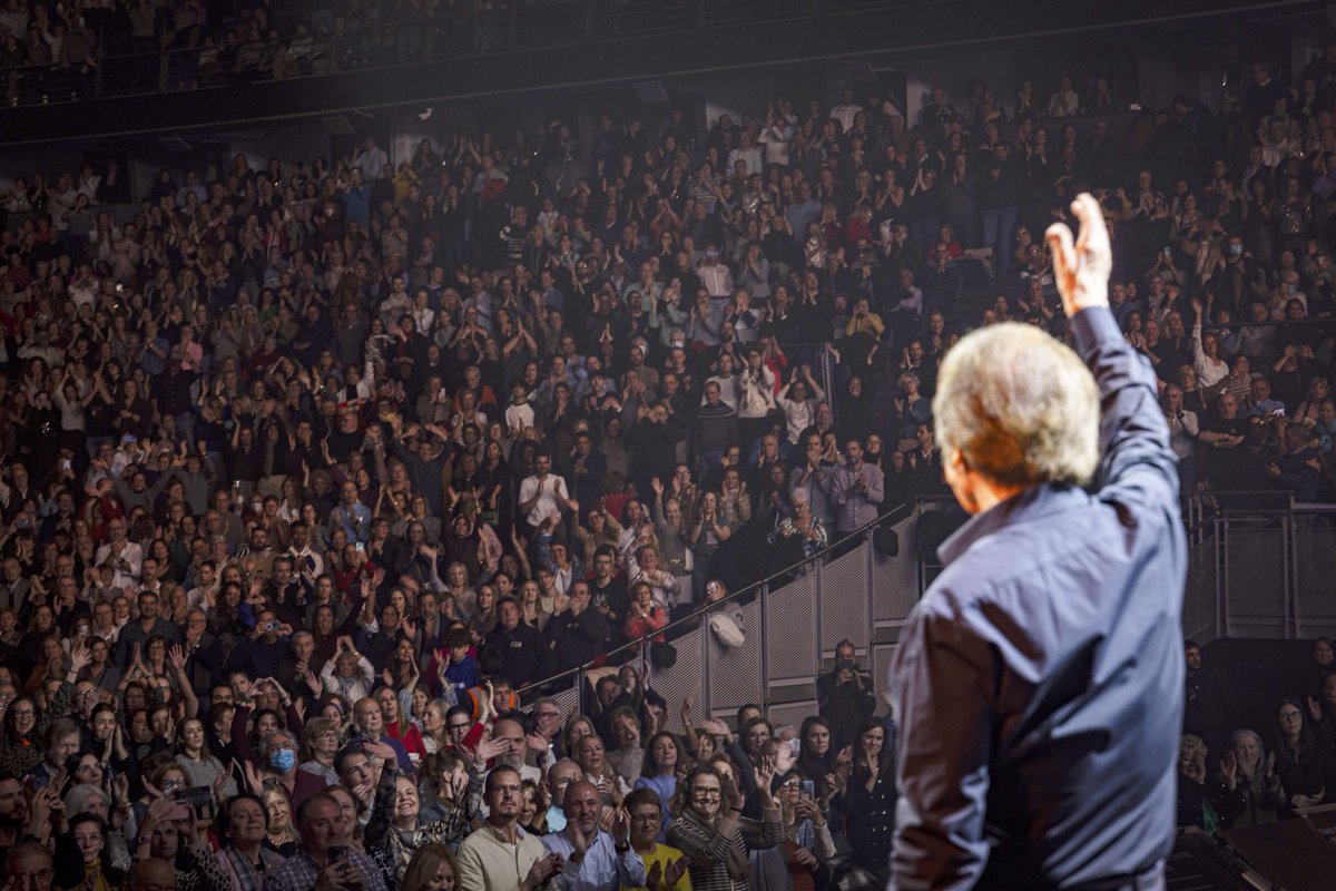 Queridos, 
antes de que den comienzo las celebraciones navideñas quiero expresar a todos y cada uno de vosotros todo mi cariño y gratitud.

La Navidad es un momento para el reencuentro, para la paz, y sobre todo, para el amor. Y en mi vida, el amor más grande…