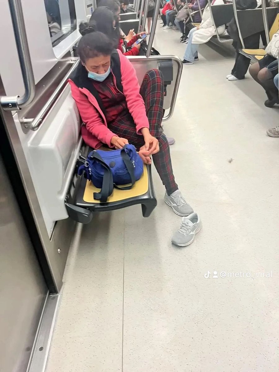 MetroViralMx's tweet photo. #ULTIMAHORA 

Usuarios reportan a una señora cortándose las uñas de los pies y quitándose los callos en pleno Tren de Línea 12 del Metro Ciudad de México 🇲🇽 @MetroCDMX 🚨

#MetroCDMX https://t.co/mtItHSx1wo