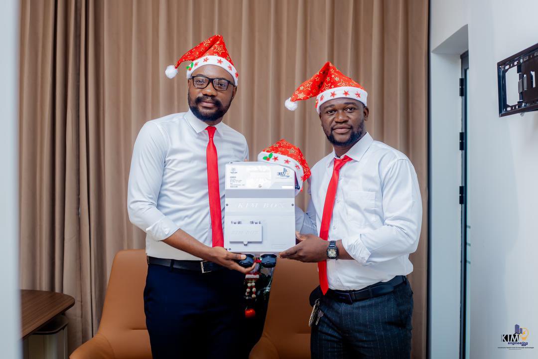 engineering_kim's tweet image. 🎄🎅 La fête continue chez Kim Engineering !
Noël, c’est l’amour qui se partage,
Noël, c’est la joie qui rassemble,
Noël, ce sont ces instants précieux qui créent des souvenirs inoubliables. ✨🤍

#Noël #KimEngineering #FêteContinue #Amour #Joie #EspritDeNoël #MomentsPrécieux