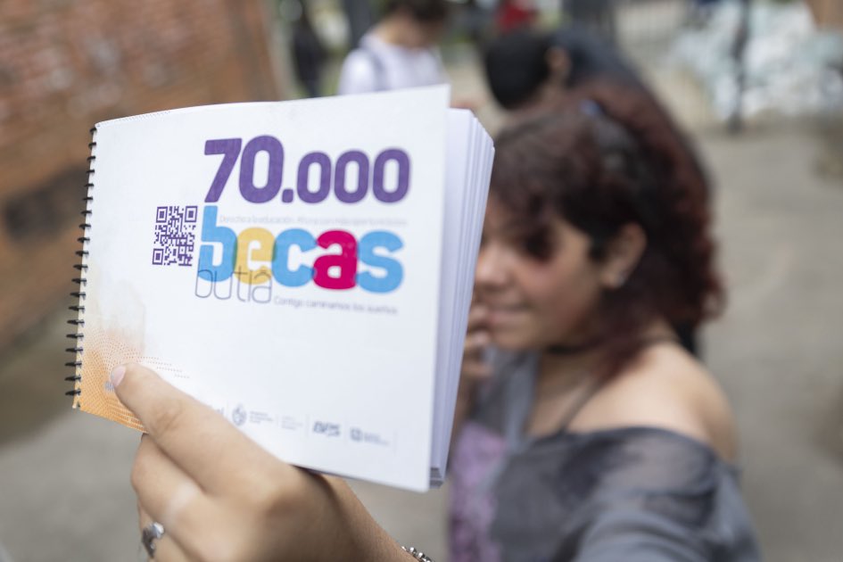 📈 Gobierno aumentará a 25.000 pesos las becas en educación media superior.

Entre los objetivos trazados para este quinquenio, se aumentarán los montos de las Becas Butiá, 25.000 pesos, en el caso de la educación media superior, y 13.000 pesos para los estudiantes de la
