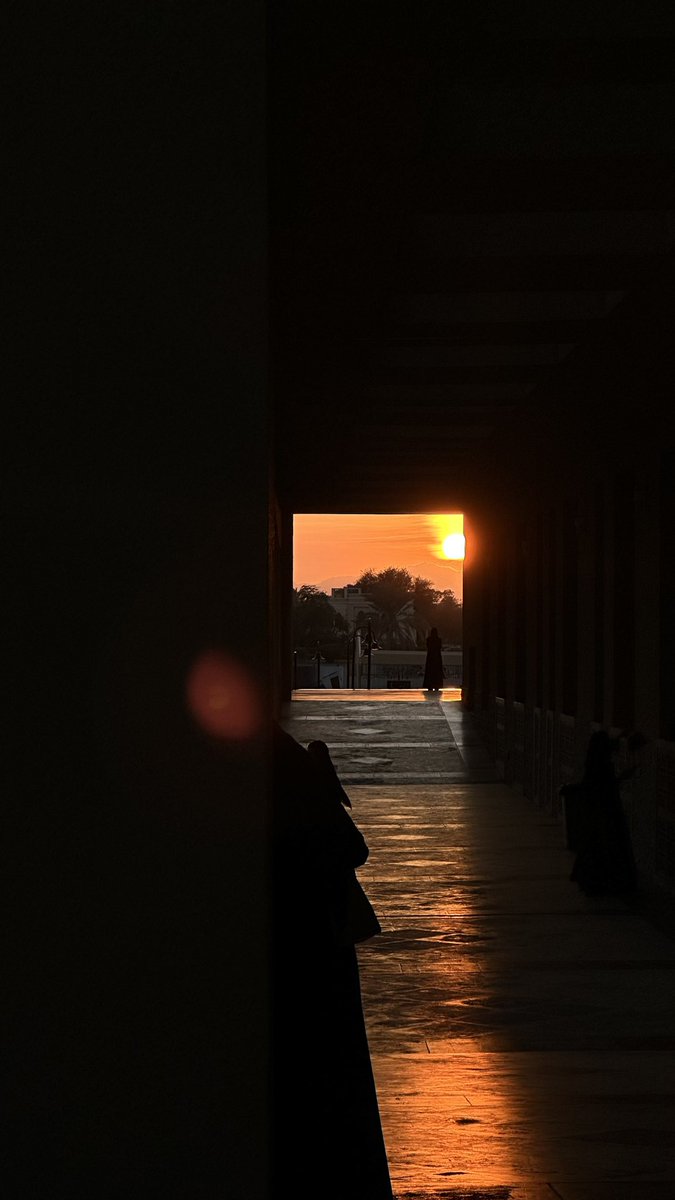 fvmathr's tweet photo. "علّمتنا الشمس نرضى بالرحيل🌅" https://t.co/xcYzeCciL3