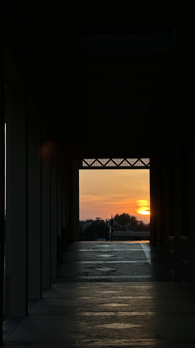 fvmathr's tweet photo. "علّمتنا الشمس نرضى بالرحيل🌅" https://t.co/xcYzeCciL3