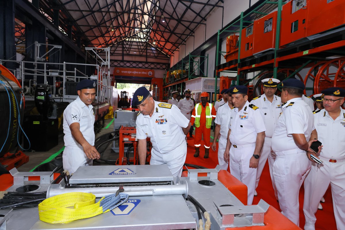IndiaCoastGuard's tweet photo. Inspector General Bhisham Sharma, PTM, TM, #COMCG (West) reviewed the #OilSpill response readiness of the premier @IndiaCoastGuard #PollutionResponse Team at #Mumbai on 23 Dec 25. The visit marked the launch of Pollution Response Awareness Bank and Library #PRABAL application ver 1.0 by the Flag Officer. The in-house app paves way for formulating digital #ICG spill response database towards enhancing training efficacy for #ICG personnel and stakeholders. #PRT(West) also introduced the new shore line clean-up training module to provide hands-on training for service personnel and stakeholders.
#WeProtect