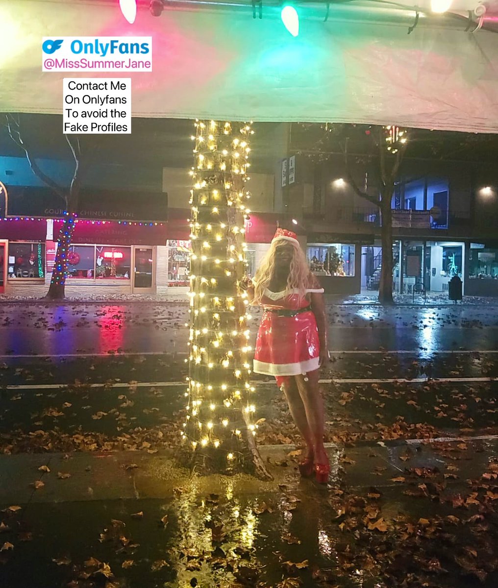 MissSummerJane's tweet photo. 😈🎄MERRY CHRISTMAS ⛄️ 
 Here is a fun Christmas picture of @MD4MissSJ ! 🎁🎁🎁
- My little public crimbo slut 🫢

YOU’RE NEXT!  . . . https://t.co/9KbcOCF6Aj