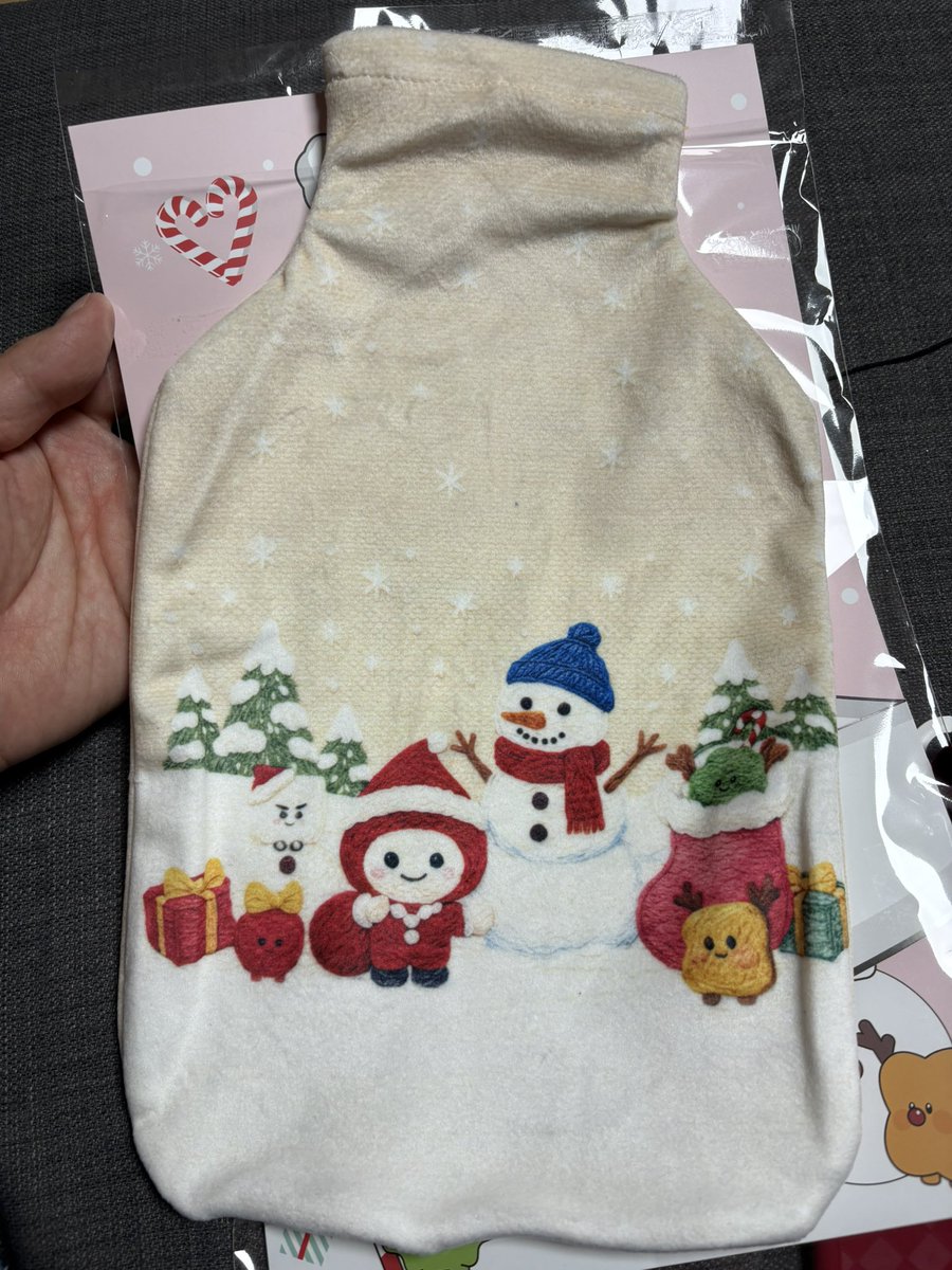 ipajama's tweet photo. 집사람이 갱년기인데다 겨울에 추위를 많이 타는지라 평소에 팥주머니를 전자렌지에 데워서 사용하고 있었는데, 헌혈하고 운좋게 기념품으로 물주머니를 받아서 집사람에게 도움이 된것같아 뿌듯합니다.  #2025년헌혈증진프로모션 https://t.co/ICWXiX3gUQ