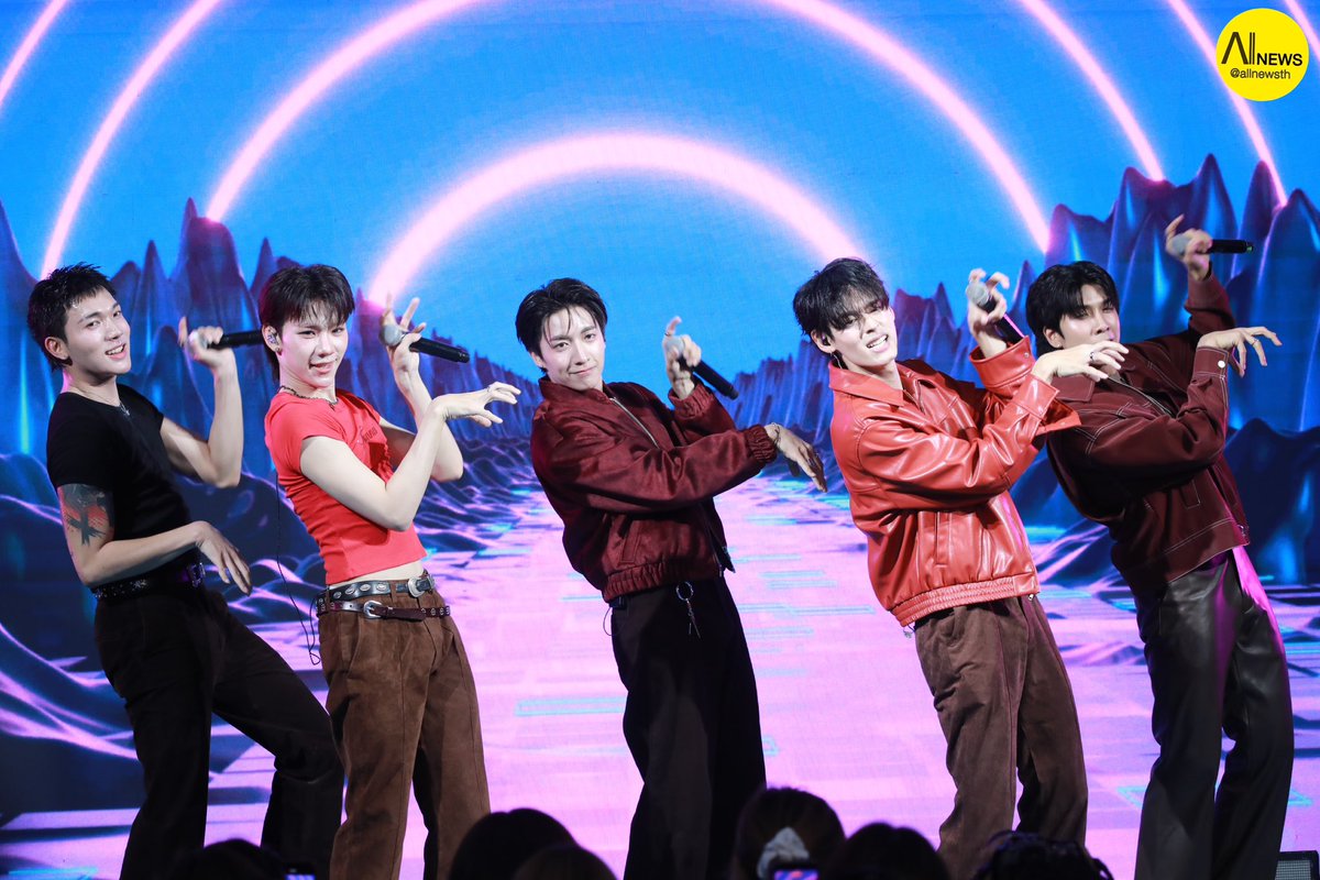 AllNews_th's tweet image. ปิดท้ายงาน  "JS Together All Star Chirstmas Eve" กับวง “PERSES”  พร้อมถ่ายภาพร่วมกับผู้บริหารทั้ง 3 แบรนด์  

#JSTogetherxPERSES
#PERSES_TH 
#Percy #PercyThailand 
#DrAlly #DRAllyThailand
#FriendlyME #FriendlyME_Thailand