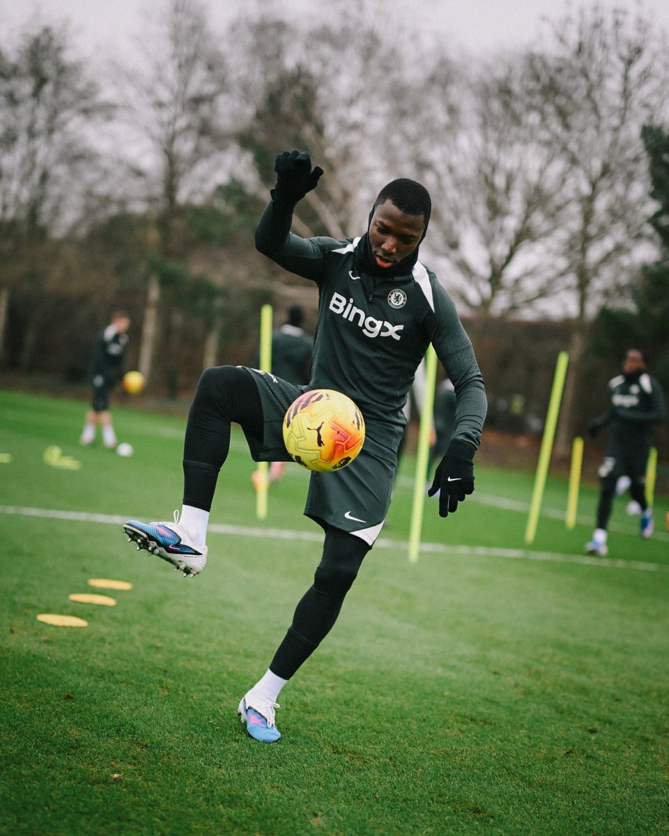 ChelseaFC's tweet photo. ⚽️ Staying sharp. 👌 https://t.co/SFzka3jfEt