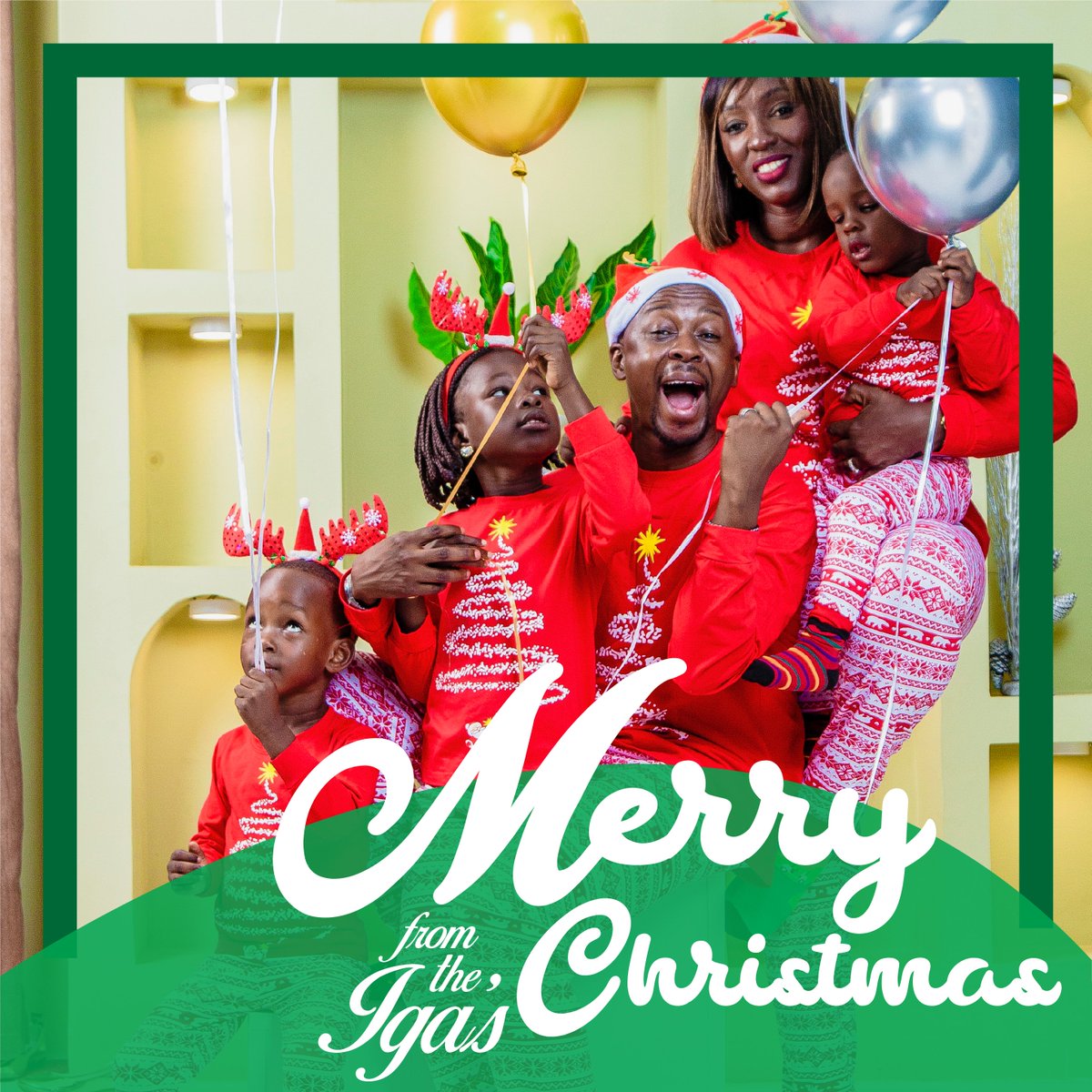 ronirhymes's tweet photo. " we wish you all a Merry Merry #everything 😅 from your favourite therapist and his wife 🤭 x family - Merry Xmas 🎄 https://t.co/FXAGOV8jRs