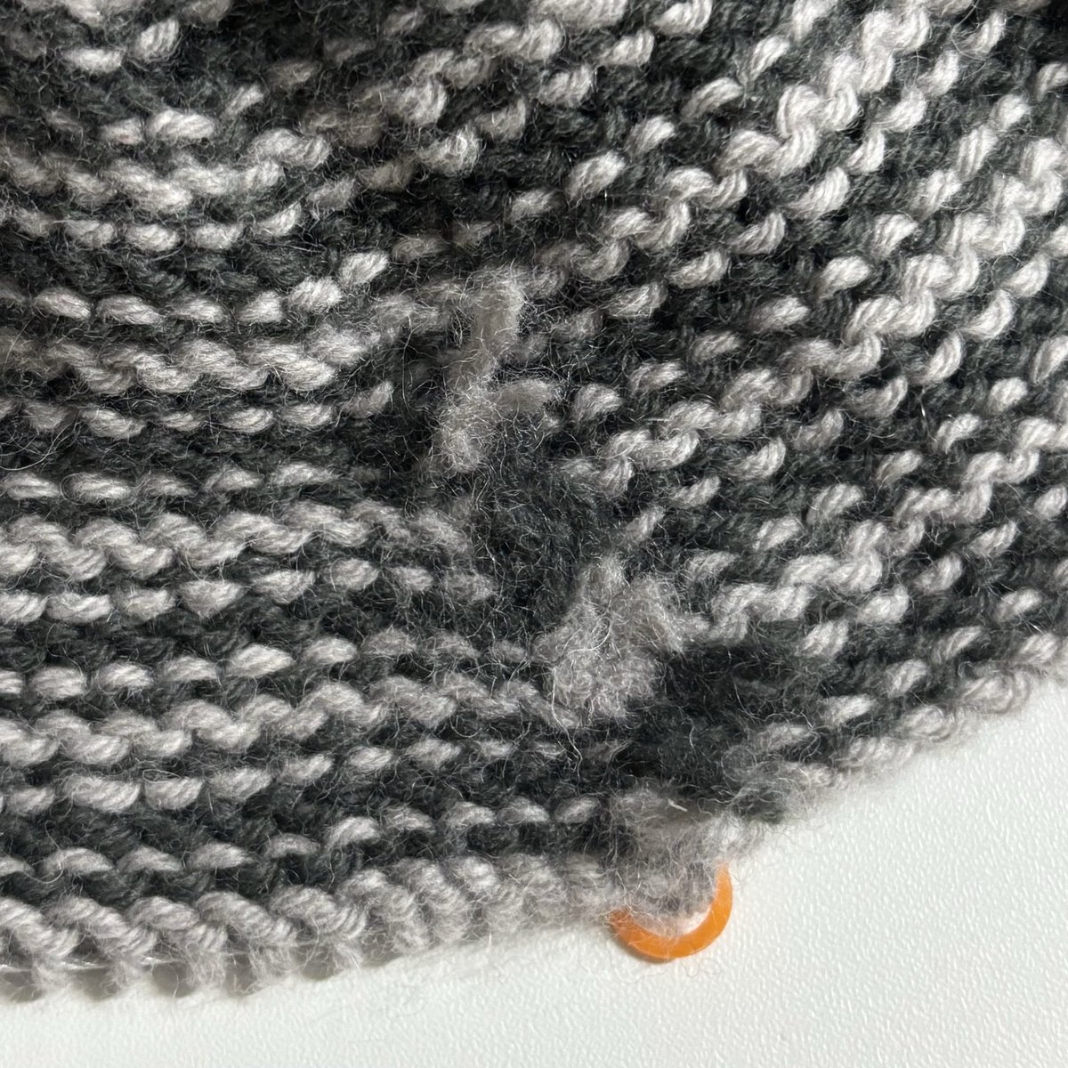 오늘 대바늘하겠다고 나대다가 늘리면 안되는 부분을 늘려서 푸르고, 자르고, 묶었어요ㅎㅎ