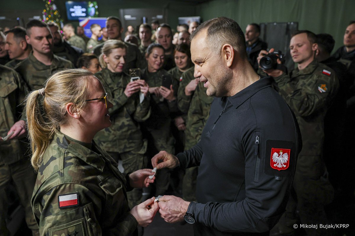 Dziękuję Wam z głębi serca za Wasze poświęcenie. To dzięki Waszej codziennej pracy granice są bezpieczne. Jestem z Was dumny, naród jest z Was dumny!

Nie wiem, jak lepiej mógłbym wyrazić mój szacunek i podziękować za Waszą służbę, niż spędzić z Wami Wgilię Bożego Narodzenia.