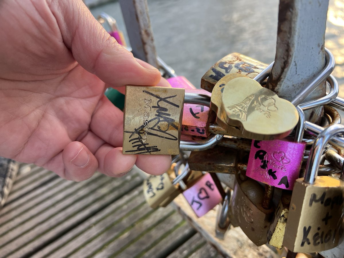 MatuMatts's tweet image. During the filming of @xtina’s Christmas special in Paris, she walked across a bridge over the Seine and left a signed lock.
Today, I found it.
I’m still shaking ✨🔒🇫🇷