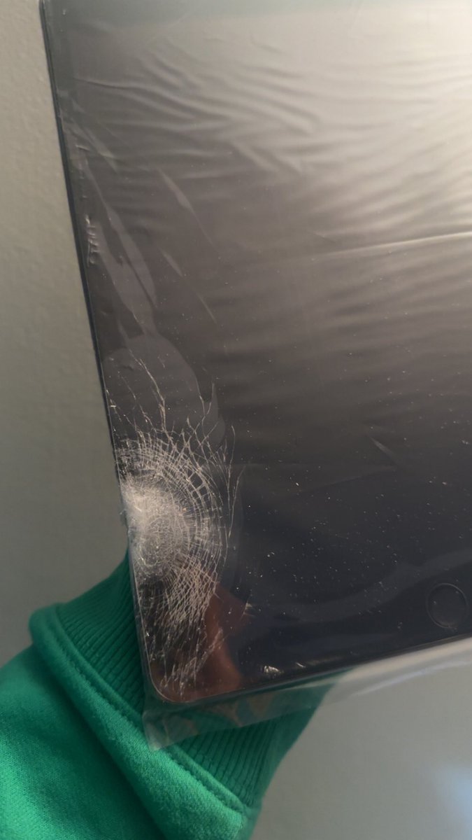 TheFateofAlexis's tweet image. thank you @FedEx for ruining christmas. now we have to explain to our daughter why she has a bunch of new ipad accessories and no new ipad. this was supposed to be her big gift this year. wtf. 🥲🥲🥲