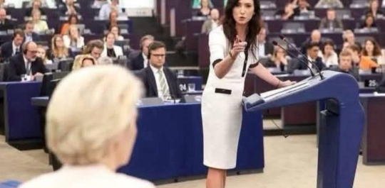 Frenkie_Woody's tweet image. L'eurodeputata polacca Ewa Zajaczkowska rivolta a Ursula von der Leyen:

"Tu sei il volto del Green Deal europeo, che sta distruggendo l'economia e l'agricoltura europea. Sei il volto di tutta la follia climatica dell'UE, che porta noi europei a diventare sempre più poveri.
Sei…